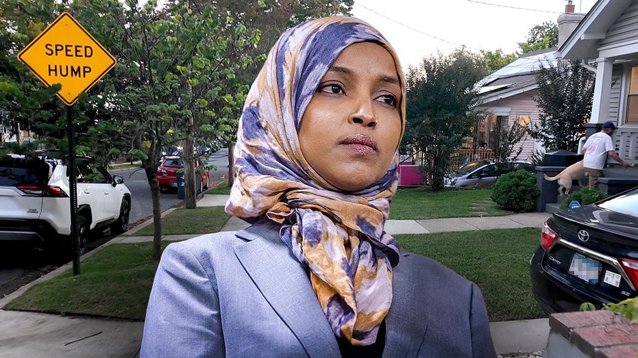 Ilhan Omar acredita que a operação do Trump em sua residência teve como objetivo 'intimidar e assustar pessoas' para que não votassem.