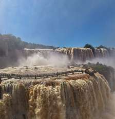 Com vazão quase seis vezes maior que a média para o período, passarela das Cataratas do Iguaçu são fechadas para visitação Foto: Divulgação / Urbia+Cataratas