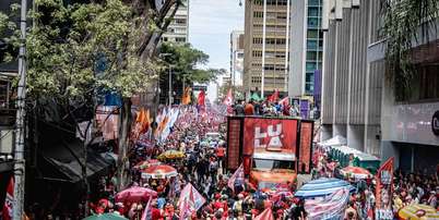 Caminhada de Lula e Haddad na Rua Augusta. Foto: Taba Benedicto/Estadao / Estad&atilde;o