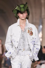 Acne Studios transforma referências dos séculos 17 e 18 em acessórios