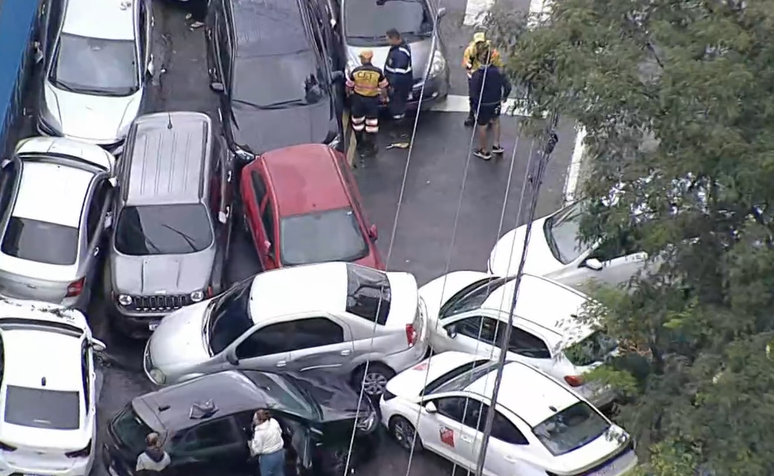 Carros são arrastados por enchente, ficam amontoados e bloqueiam rua na Zona Sul de São Paulo após temporal