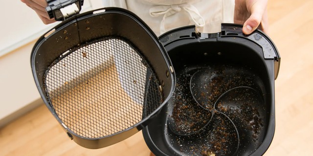 Este truque limpa a air fryer em menos de um minuto