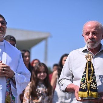 A 15 días del balotaje en Brasil, los candidatos rezan a la Virgen y la Corte autoriza a Bolsonaro a visitar a su padre