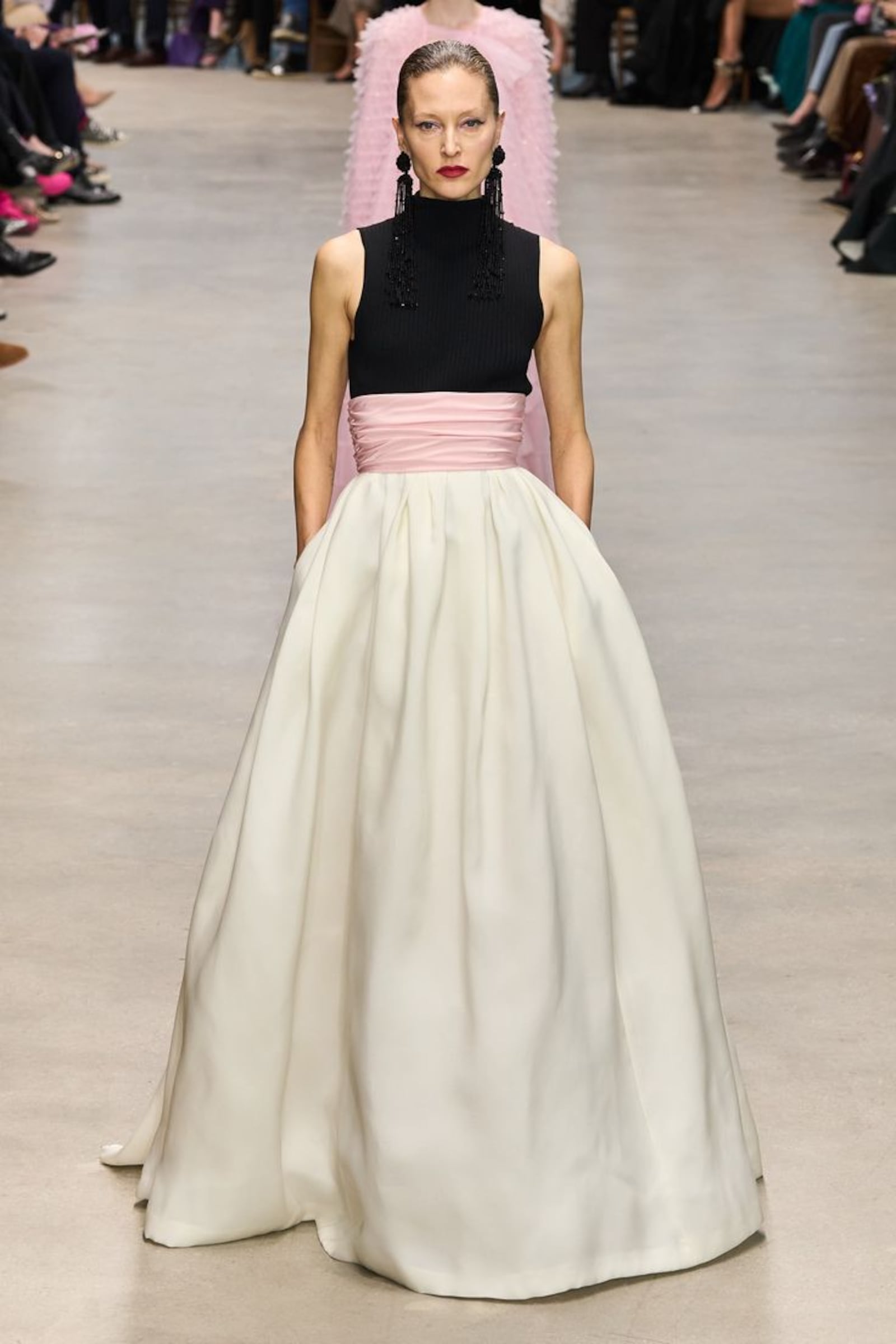 Inspiração de look com cummerbund sobre vestido Carolina Herrera/ Maurício Baltazar (Reprodução Pinterest)