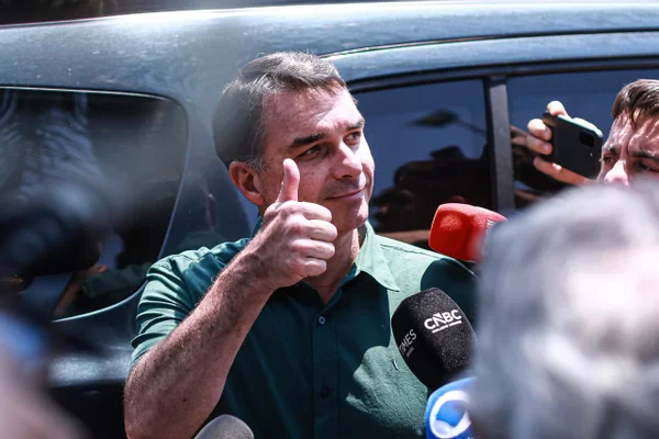 Flávio Bolsonaro x Lula: veja resultado das últimas pesquisas a presidente - destaque galeria