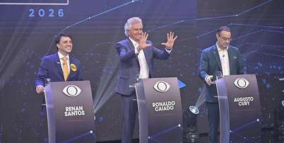 Renan Santos (Miss&atilde;o), Ronaldo Caiado (PSD) e Augusto Cury (Avante) em p&uacute;lpitos durante debate na Band em 23 de agosto de 2026 Foto: Renato Pizzutto/Band / BBC News Brasil