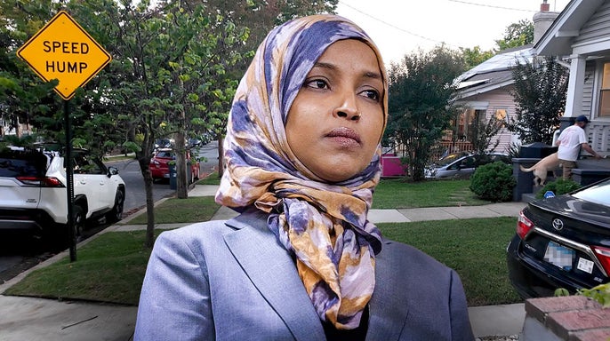 Ilhan Omar acredita que a operação do Trump em sua residência teve como objetivo 'intimidar e assustar pessoas' para que não votassem.