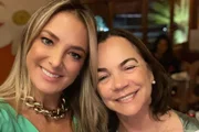 Ticiane Pinheiro e a sogra, dona Edna, fazem pose para o Instagram