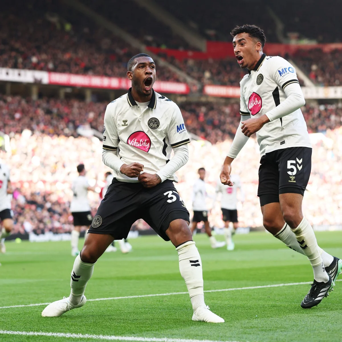 Premier League: Bournemouth goleia United e Brighton tropeça no Liverpool