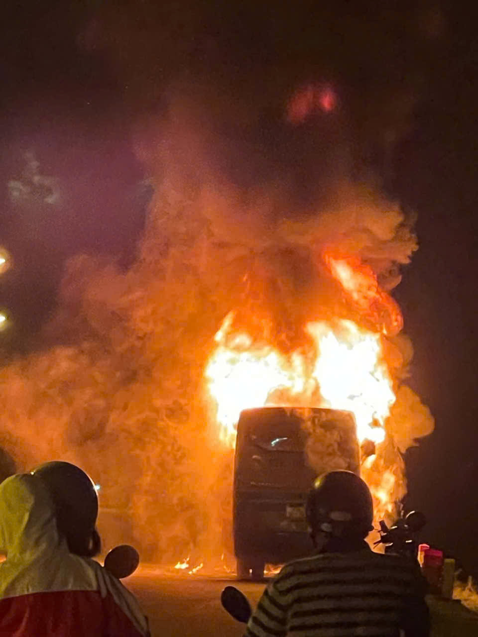 O ônibus em movimento pegou fogo violentamente