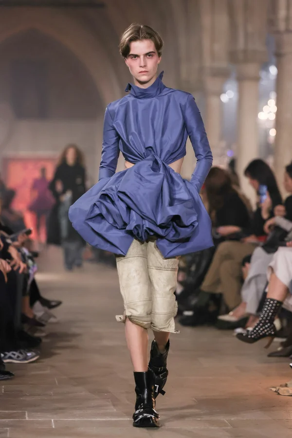 Acne Studios transforma referências dos séculos 17 e 18 em acessórios