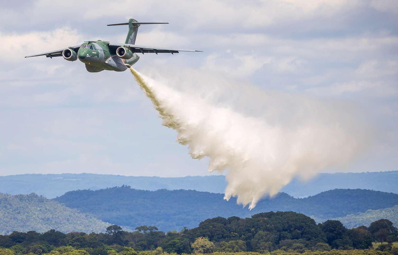 Aeronave KC-390 Millennium, da For&ccedil;a A&eacute;rea Brasileira (FAB), equipado com um sistema de borrifa &aacute;gua