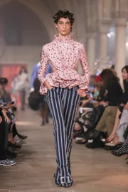 Acne Studios transforma referências dos séculos 17 e 18 em acessórios