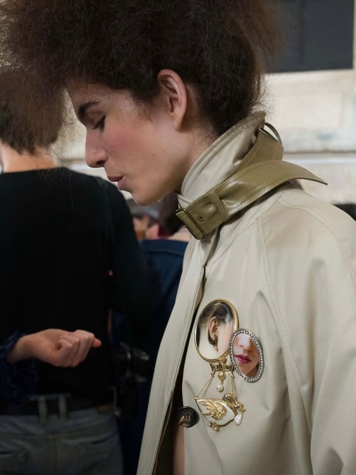 Acne Studios transforma referências dos séculos 17 e 18 em acessórios