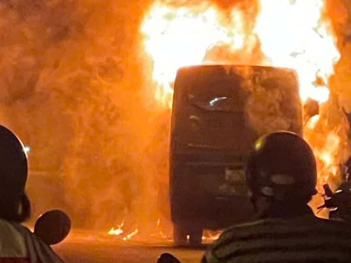 O ônibus em movimento pegou fogo violentamente