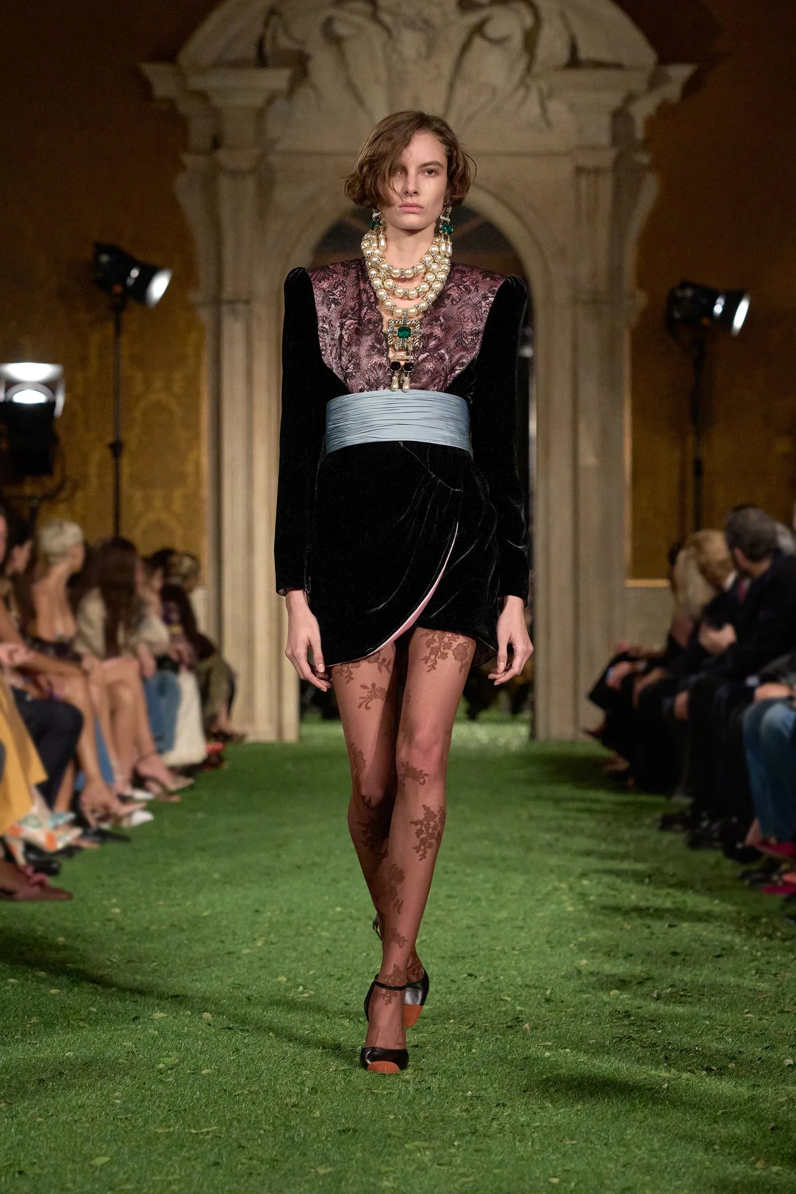 Inspiração de look com cummerbund sobre vestido Valentino/ (Reprodução Valentino)