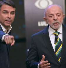 Os candidatos à presidencia do Brasil, Luiz Inácio Lula da Silva (direita) e Flávio Bolsonaro, em um debate em São Paulo, em 18 de outubro de 2026 Foto: © Nelson Almeida / AFP / RFI