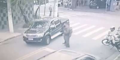 Policial atira e mata mulher em poss&iacute;vel surto. Foto: Reprodu&ccedil;&atilde;o/C&acirc;meras de seguran&ccedil;a