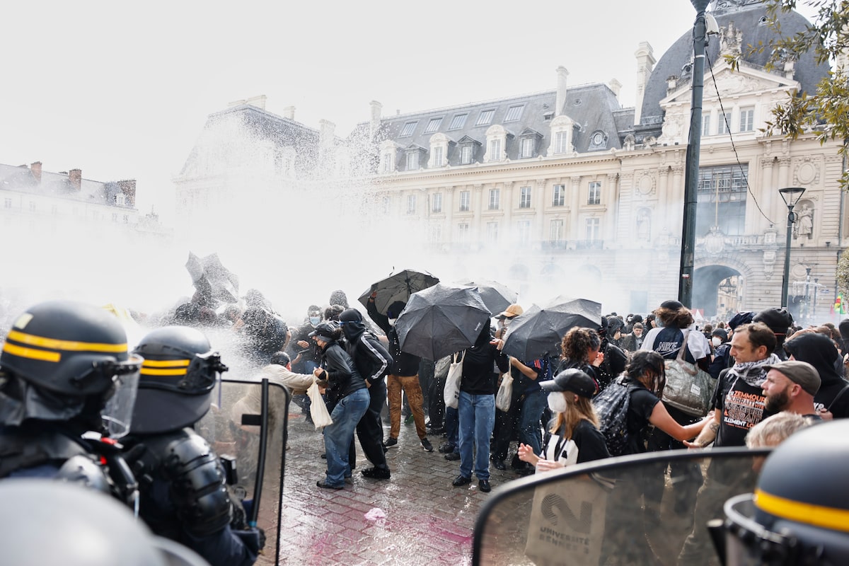 Protestos estudantis na França têm confronto com a polícia e prisões em massa