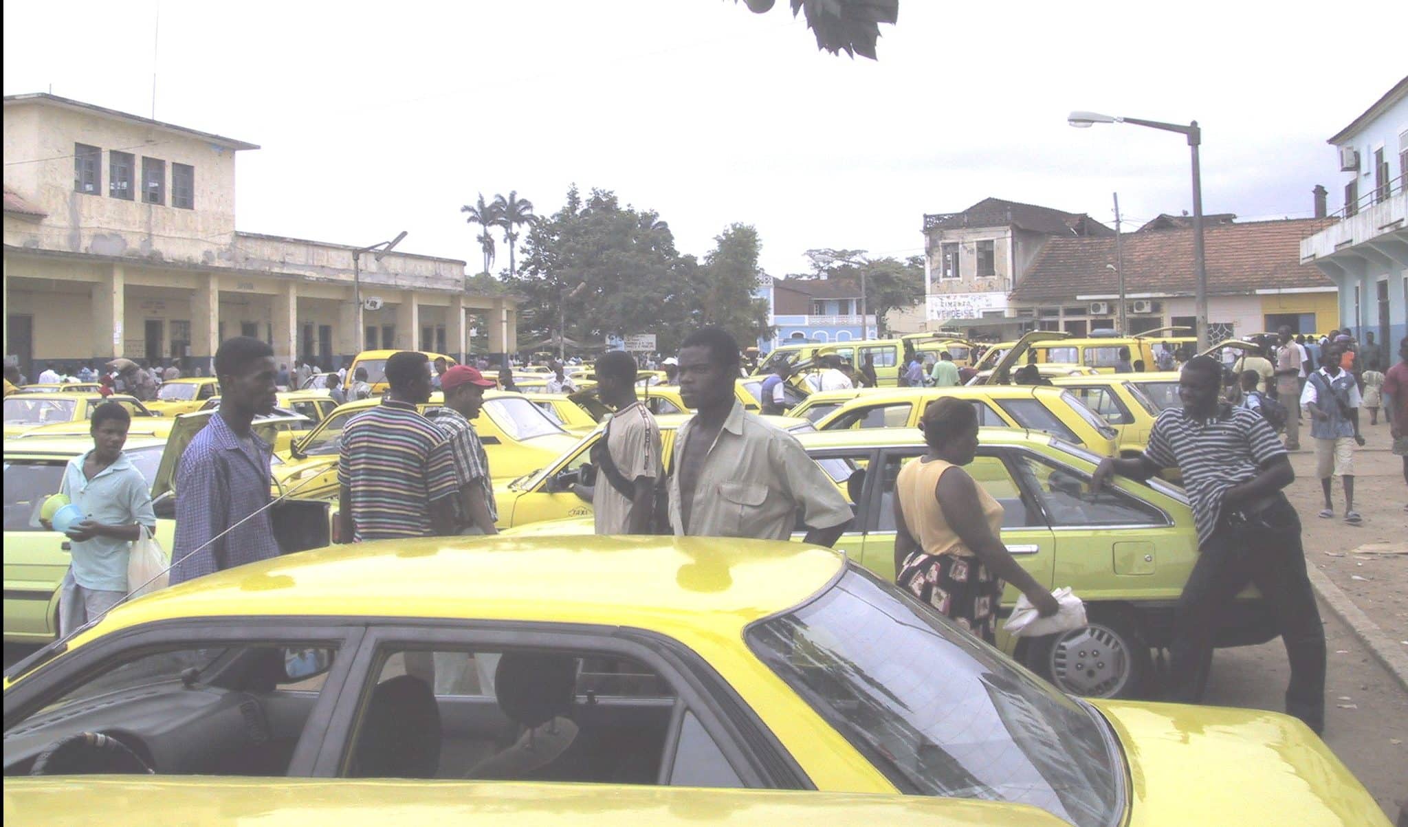 Gasolina devolveu vida a cidade de São Tomé e os taxistas e motoqueiros exigem agora a solução governativa