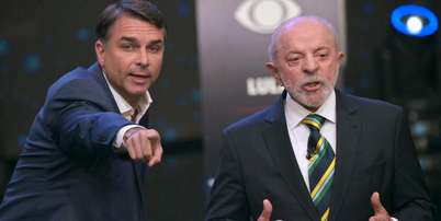 Os candidatos &agrave; presidencia do Brasil, Luiz In&aacute;cio Lula da Silva (direita) e Fl&aacute;vio Bolsonaro, em um debate em S&atilde;o Paulo, em 18 de outubro de 2026 Foto: &copy; Nelson Almeida / AFP / RFI