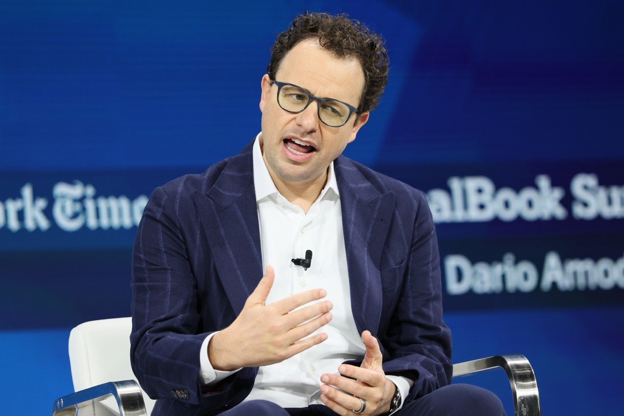 Dario Amodei previu em Davos, em janeiro de 2025, que a IA poderia superar os humanos "em quase tudo" dentro de dois a três anos. Com a Anthropic agora apresentando pedido de IPO de US$ 2 trilhões, esse cronograma ainda está no caminho?