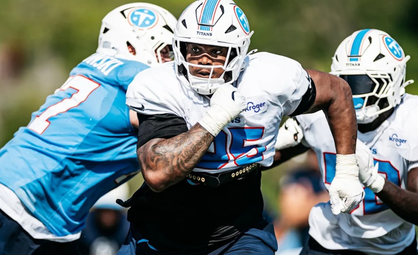 Jordan Elliott durante treino pelo Tennessee Titans Reprodução Site/Tennessee Titans