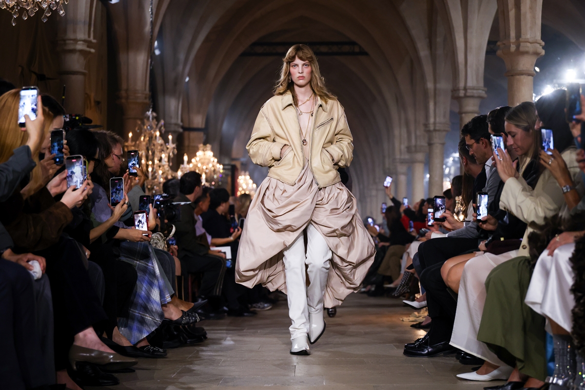 Acne Studios transforma referências dos séculos 17 e 18 em acessórios