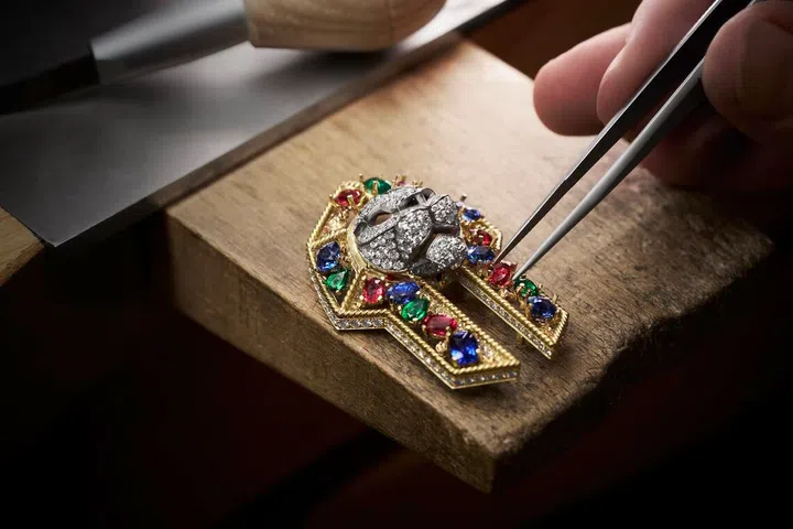 A Chanel traz sua coleção de joias finas de 2026, composta por signos, símbolos e amuletos da sorte, para Singapura.