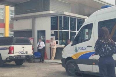 Seorang guru di sebuah sekolah antarabangsa cedera ketika cuba merampas objek tajam yang dibawa seorang pelajar sekolah menengah tanpa kebenaran dalam satu kejadian di sekolah itu pada Rabu.