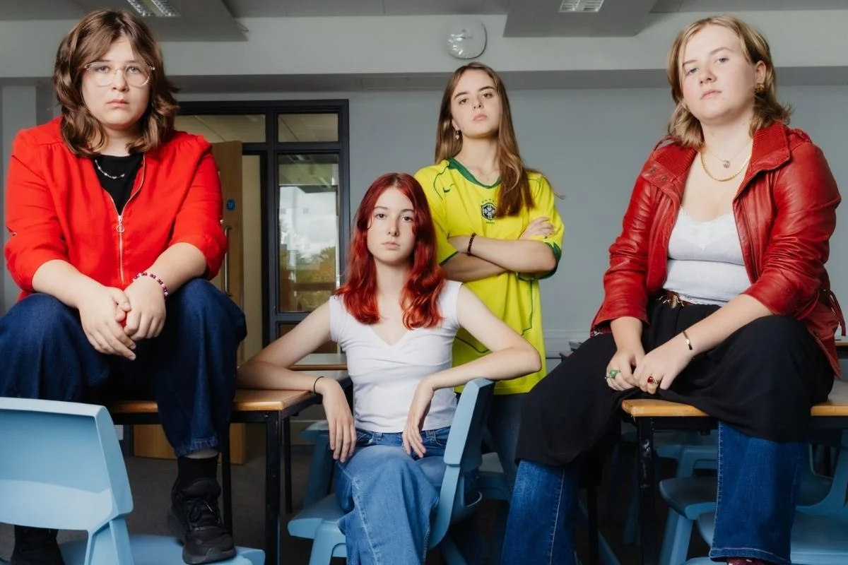 Estudantes britânicas pedem fim do uso de uniforme escolar na pornografia