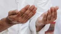 Bacaan saat Dipuji Orang Agar Hati Tetap Rendah Hati dan Adabnya