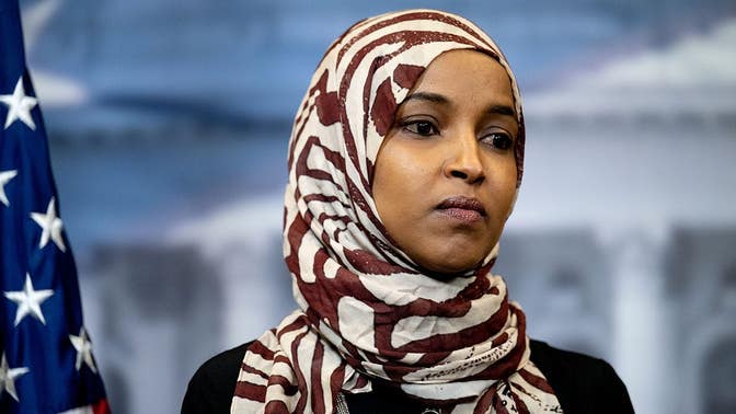 Ilhan Omar acredita que a operação do Trump em sua residência teve como objetivo 'intimidar e assustar pessoas' para que não votassem.