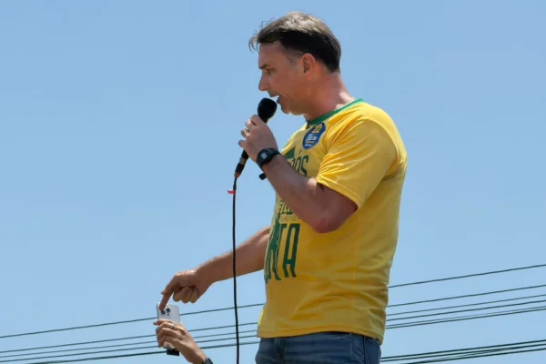 Flávio é aconselhado a falar mais sobre Moraes e Lulinha - destaque galeria