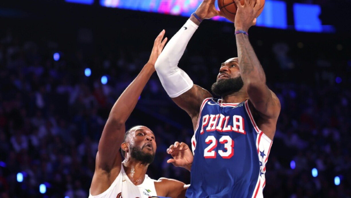 Os 76ers se recuperam para surpreender os Cavs no primeiro jogo em casa de James na Filadélfia