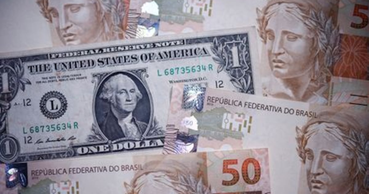 Dólar despenca para abaixo dos R$ 5 com resultado do 1º turno da eleição presidencial
