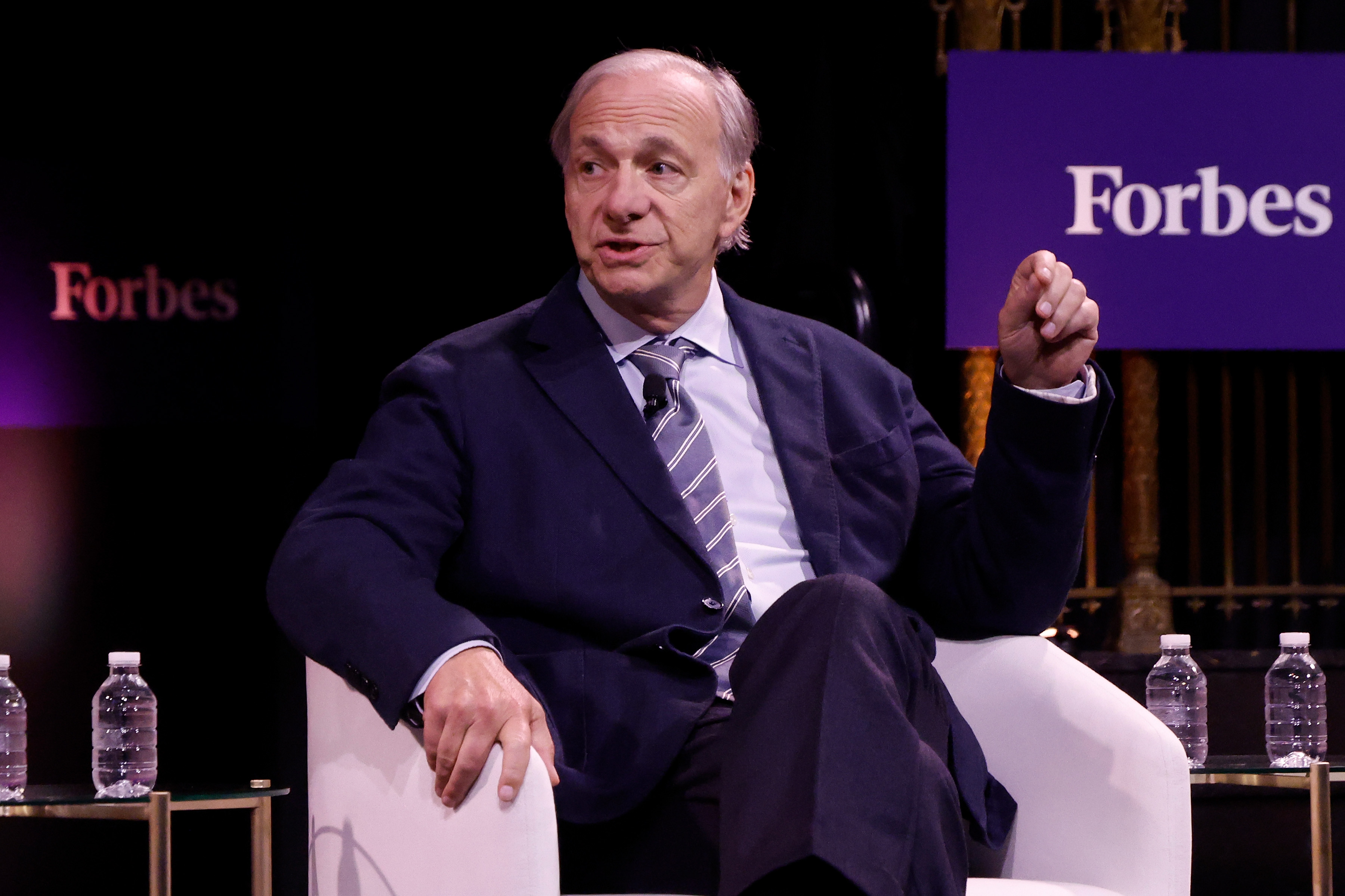 Ray Dalio, de Bridgewater, vê um gatilho que poderia estourar a bolha da IA: bilionários vendendo seus ativos.