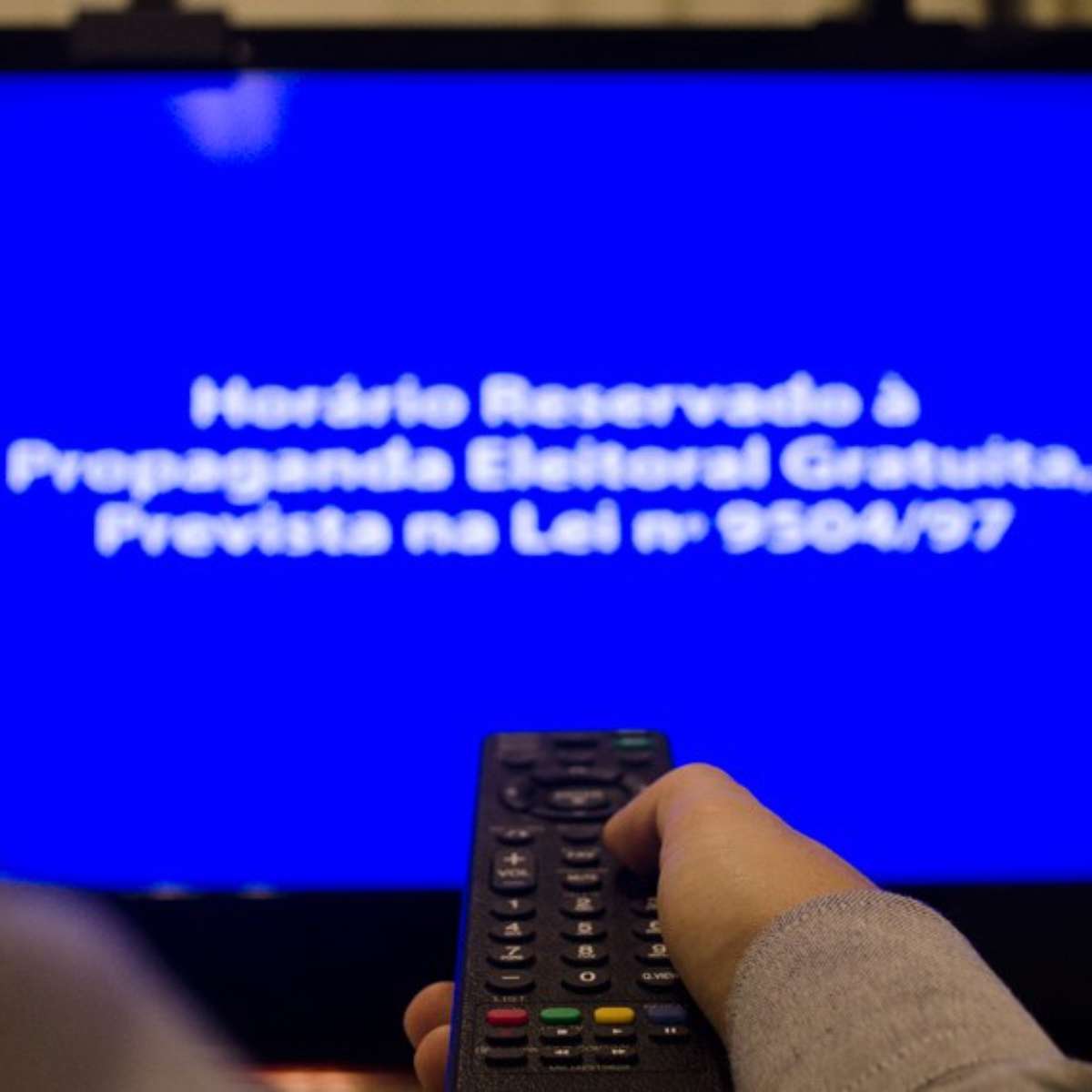 Horário eleitoral deve acabar? Especialistas explicam por que a TV e rádio ainda importam