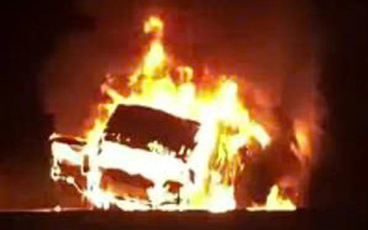 O ônibus em movimento pegou fogo violentamente