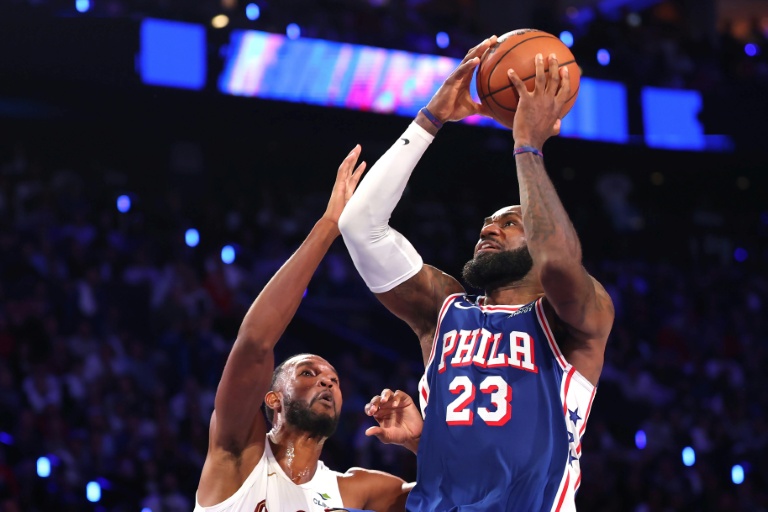 Os 76ers se recuperam para surpreender os Cavs no primeiro jogo em casa de James na Filadélfia