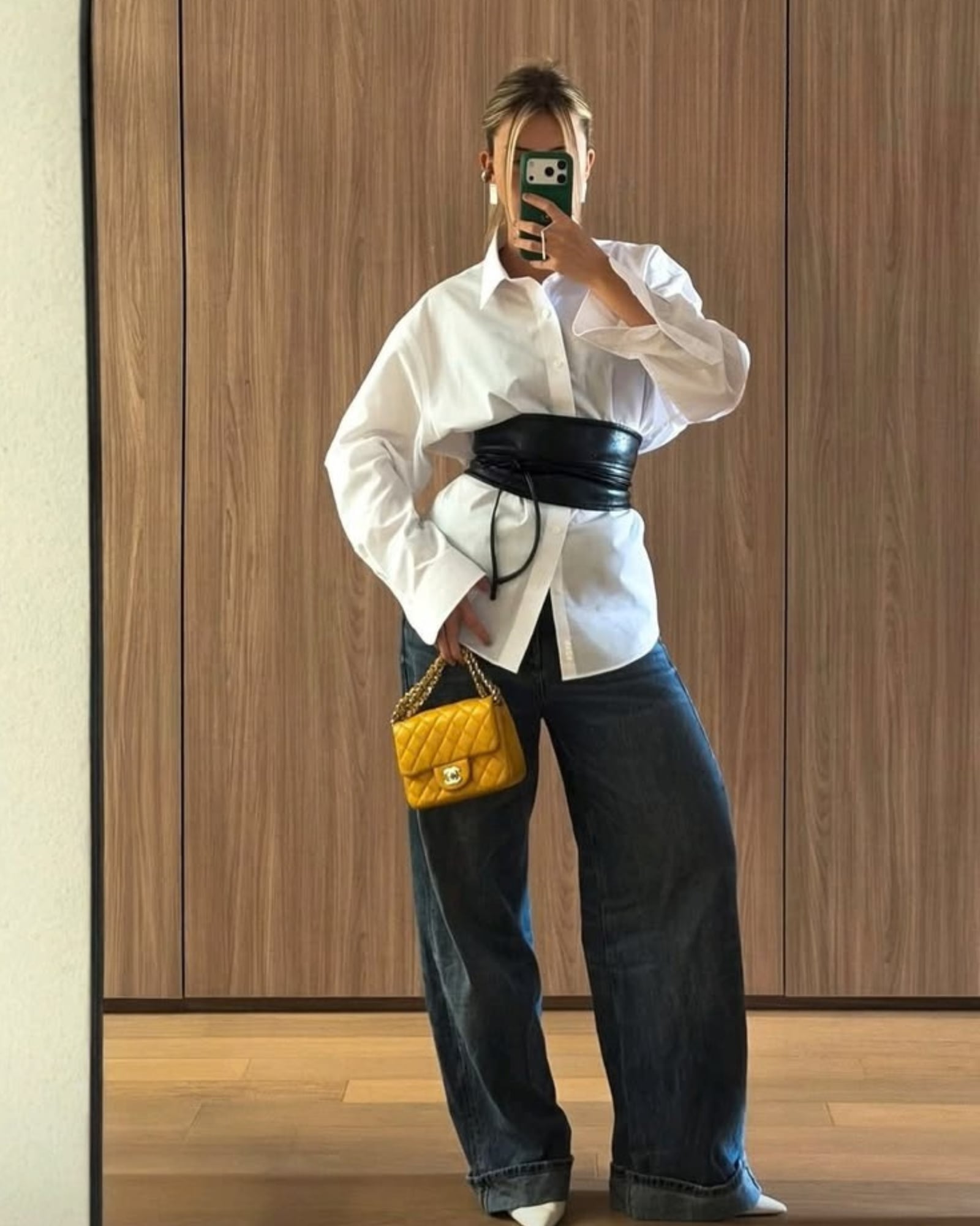 Inspiração de look com cummerbund e jeans Amanda Ferber/ (Reprodução Pinterest)