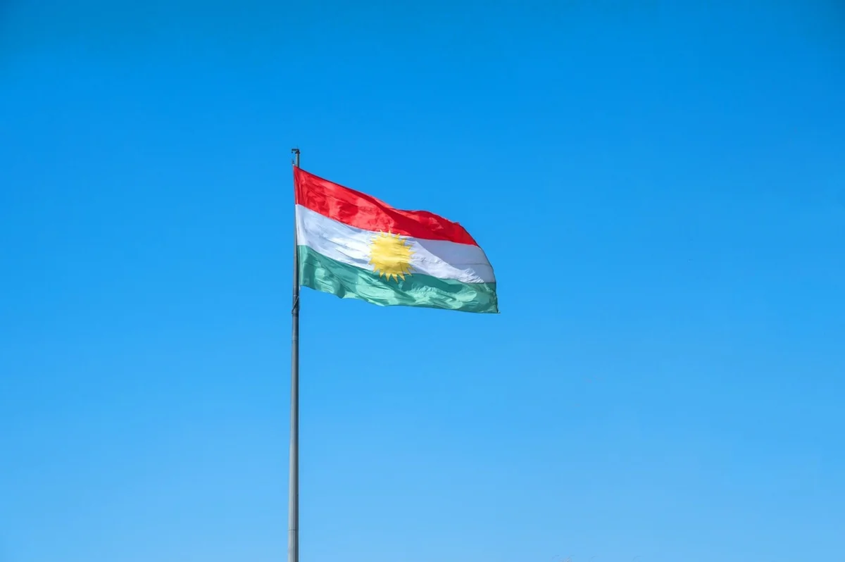 Imagem colorida mostra bandeira do Curdistão - Metrópoles