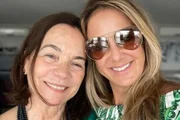 Ticiane Pinheiro e a sogra, dona Edna posam sorridentes para as redes sociais