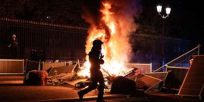 Milhares de manifestantes tomam as ruas de Paris, Fran&ccedil;a, em 17 de outubro de 2026 Foto: Elisa Marchina/NurPhoto via Getty Images