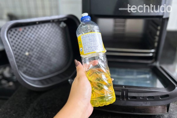 Este truque limpa a air fryer em menos de um minuto