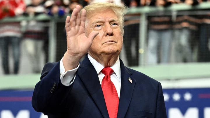 Ilhan Omar acredita que a operação do Trump em sua residência teve como objetivo 'intimidar e assustar pessoas' para que não votassem.