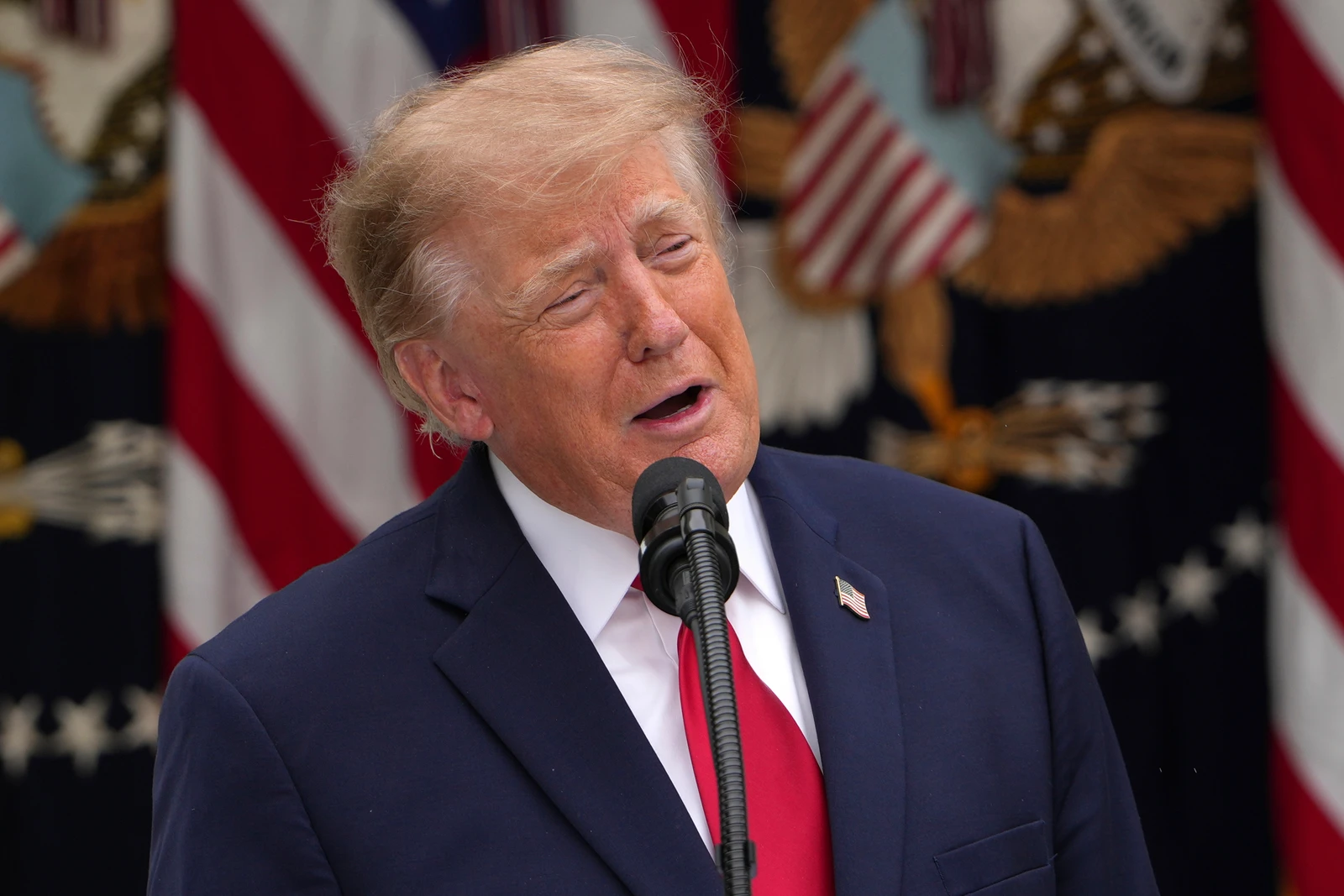 Trump descarta ataque nuclear ao Irã e aponta o Monte Pico para possível operação