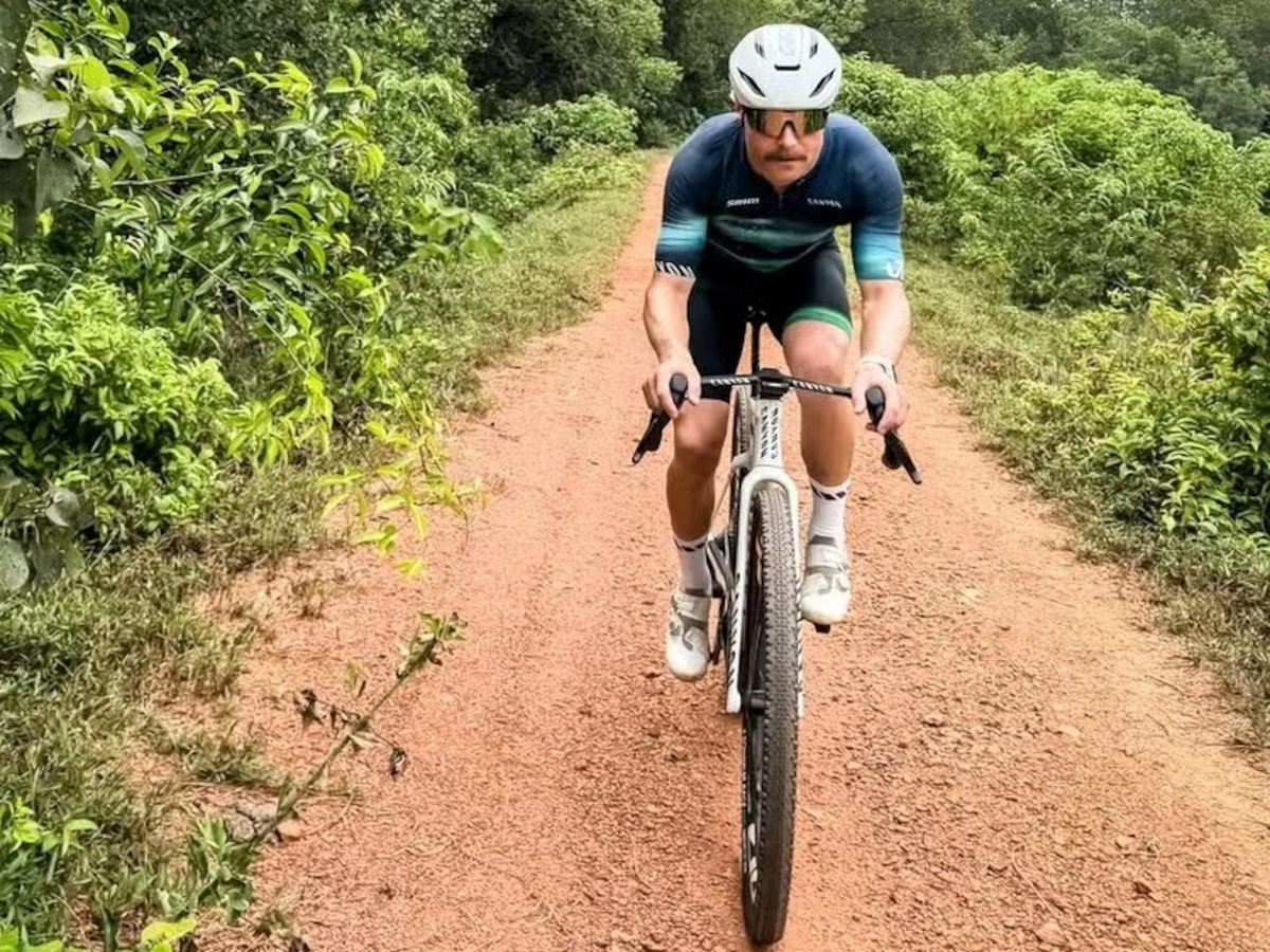 Piloto da F1 rejeita avião e faz trajeto de 350 km entre corridas de bicicleta