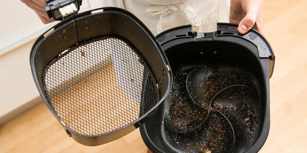 Este truque limpa a air fryer em menos de um minuto