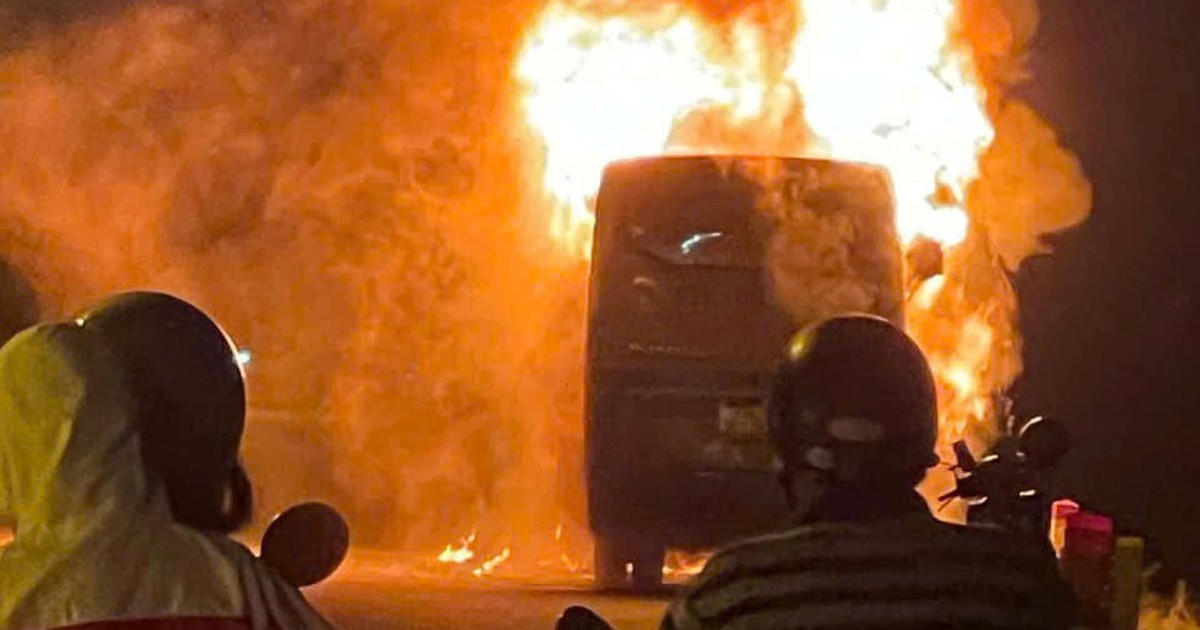 O ônibus em movimento pegou fogo violentamente